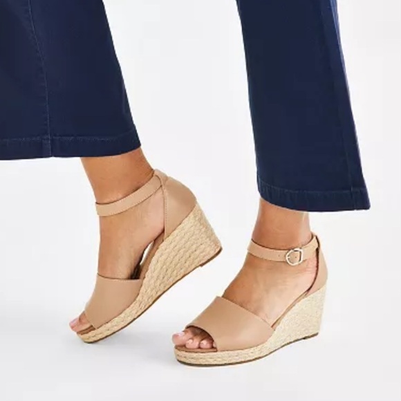 Style & Co
Women's Seleeney Wedge Sandals Elegant Tan Wedge Sandals - Picture 1 of 8